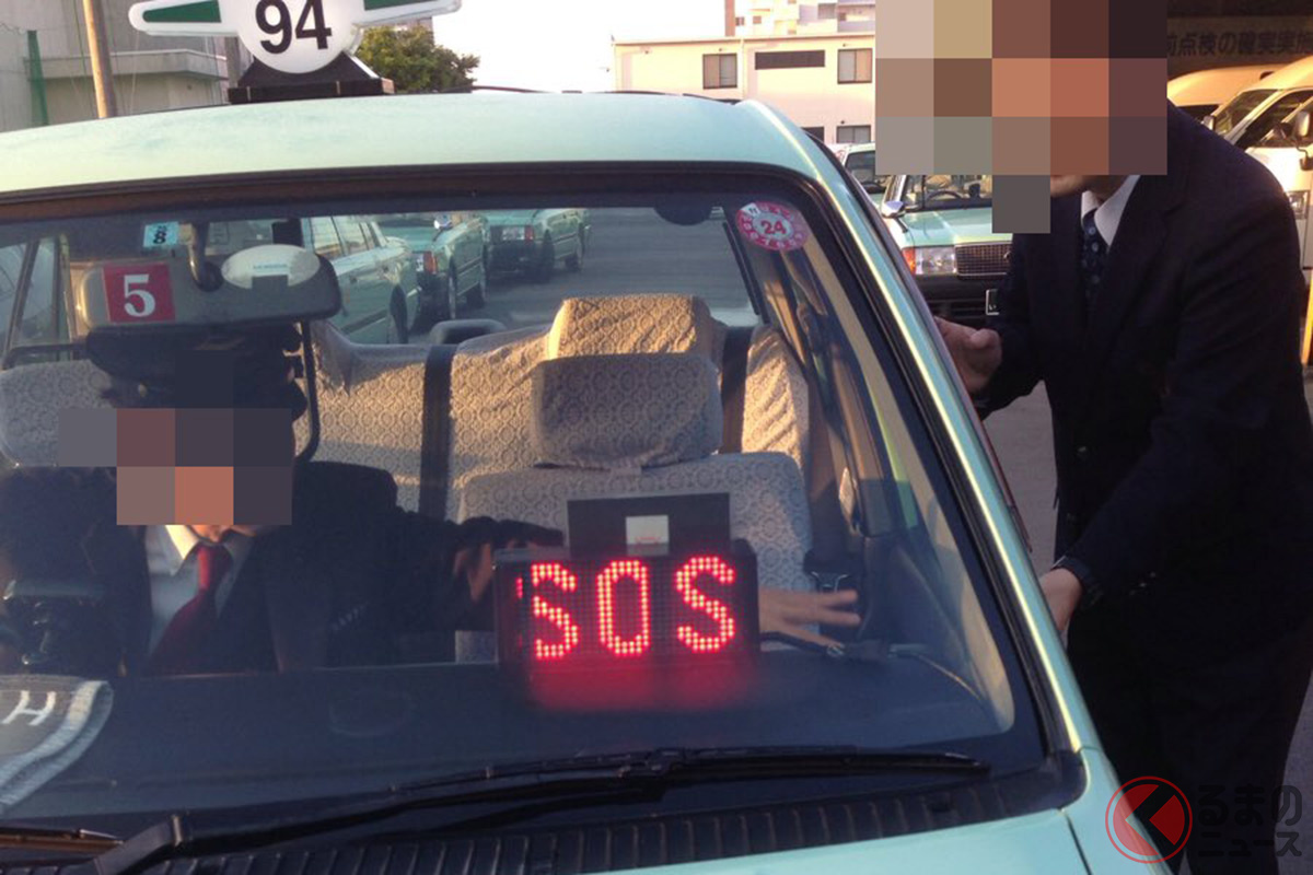 タクシーなどで見かける トランクからのハミ出し 問題ない ロープなどで固定すれば大丈夫 くるまのニュース タクシーなどで見かける トランクからのハミ出し 問題ない ロープなどで固定すれば大丈夫 くるまのニュース