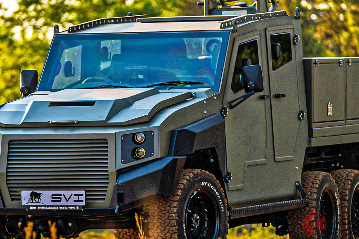 トヨタ「ランドクルーザー79シリーズ」のシャシーをベースに構築された「MAX 3」の6輪仕様車