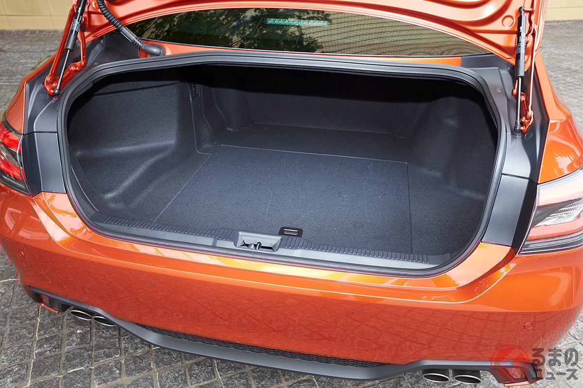 トランクから荷物がはみ出している状況で走行するのは問題ない?(画像はイメージ)