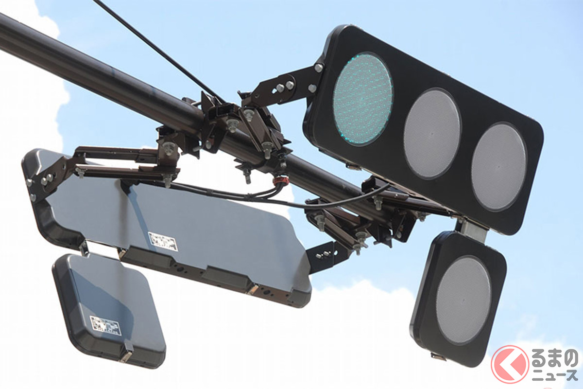最近ではLED化&薄型化の信号機も増えている