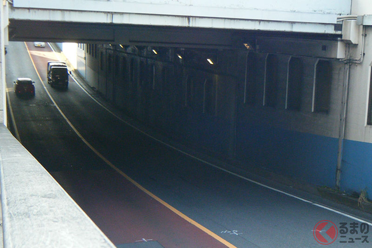 都市部で見かけるアンダーパスや高架下でも、トンネルと同様な現象が起こる可能性も