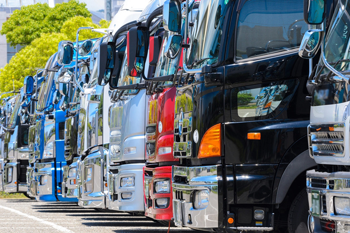 トラックドライバーは決められた日程・目的地に荷物を運ぶ大切な役目を担っているが、その条件ゆえの問題も起きている