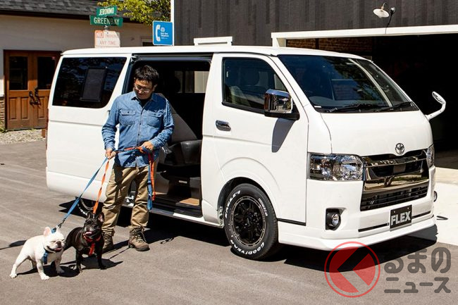 犬仕様のトヨタ ハイエース 爆誕 新型 ドッグバン 発売 犬との移動や車中泊に最適なベッド付仕様とは くるまのニュース