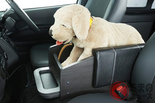犬仕様のトヨタ「ハイエース」爆誕！ 新型「ドッグバン」発売 犬との移動や車中泊に最適なベッド付仕様とは | くるまのニュース