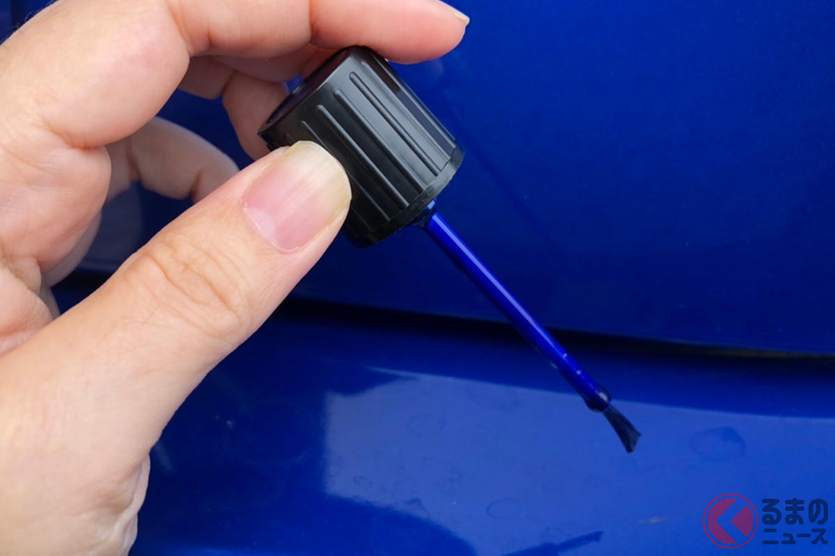 付属の筆は太すぎるので細いドライバーなどを使って塗ると良い
