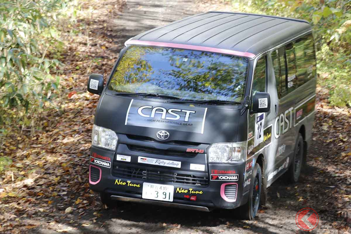 SSを攻める国沢光宏選手の「CAST RACING マルトクハイエース」