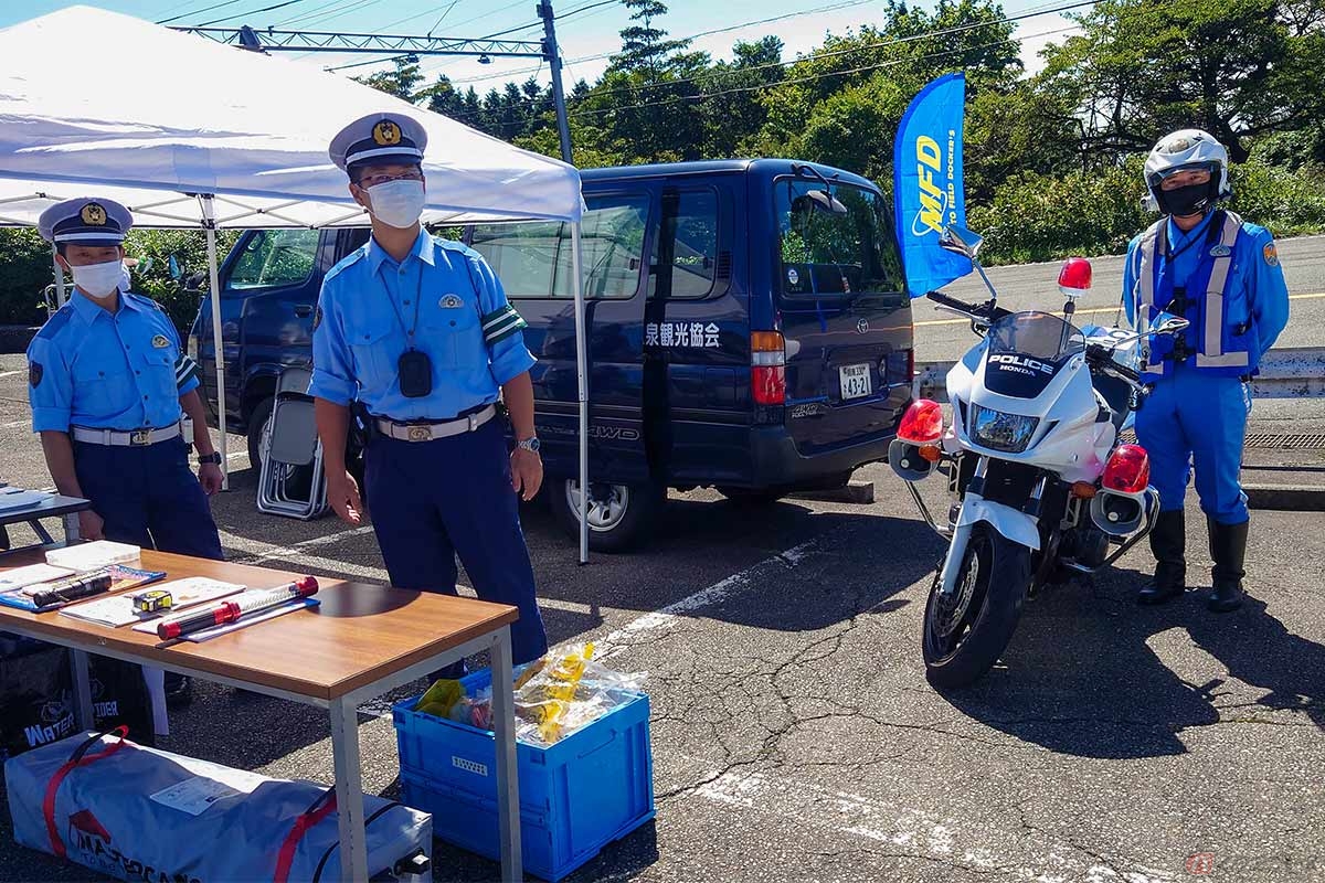 神奈川県警小田原署からは、白バイとパトカーの展示や交通安全啓蒙のノベルティ配布が行われた。白バイはこのあと、ターンパイク走行の先導に向かった（写真／小林ゆき）