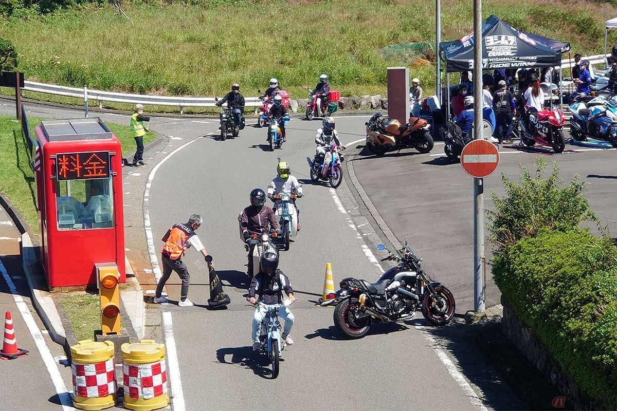 普段は箱根ターンパイクを走ることのできない排気量125cc以下の車両も、この日は道路貸切とあって存分に楽しむことができた。写真は「カブクライム」の参加者たち（写真／小林ゆき）