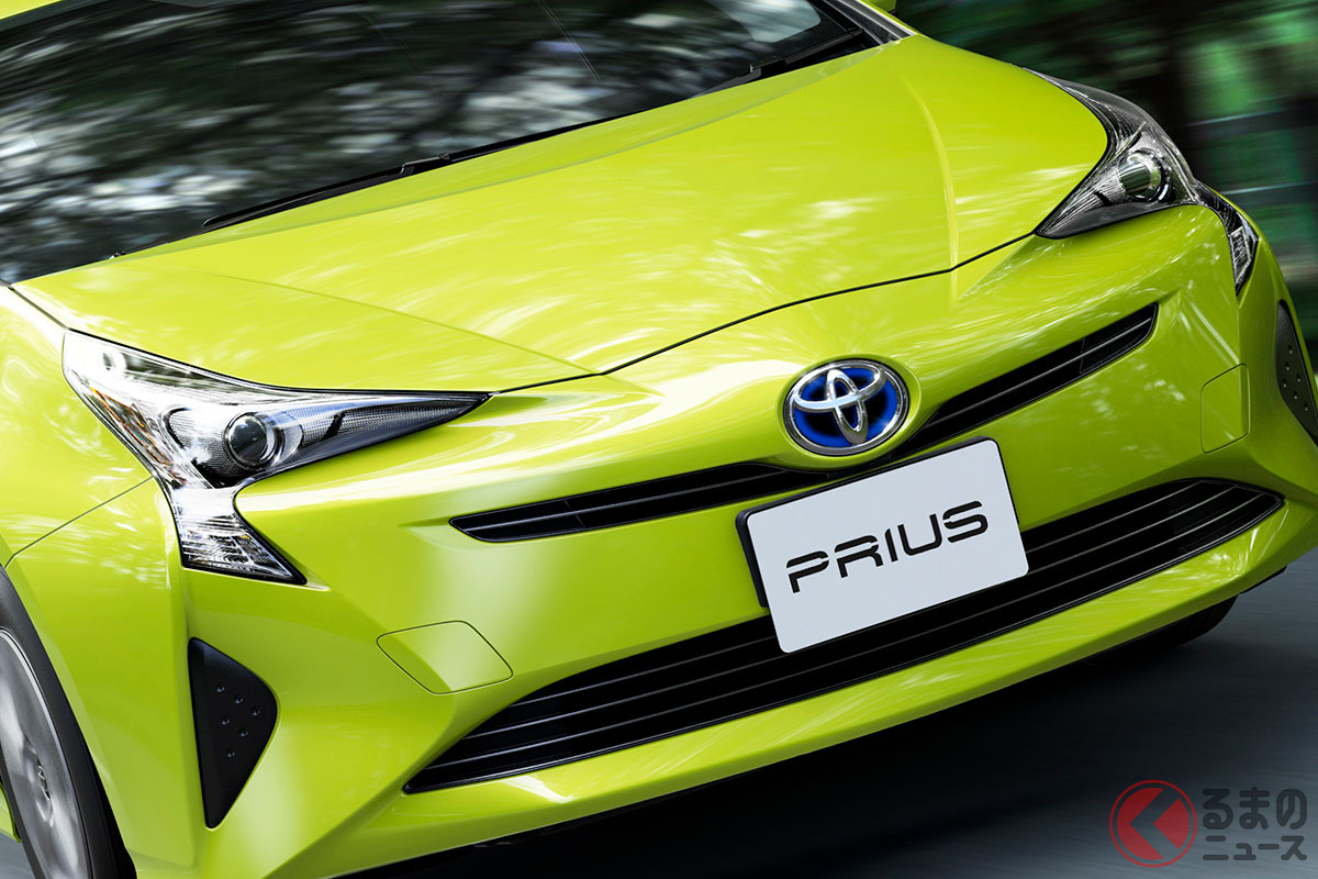 アクの強い“派手顔”も話題を呼んだ、2015年12月フルモデルチェンジ当初の4代目(現行型)「プリウス」(ボディカラーは「サーモテクトイエロー」)
