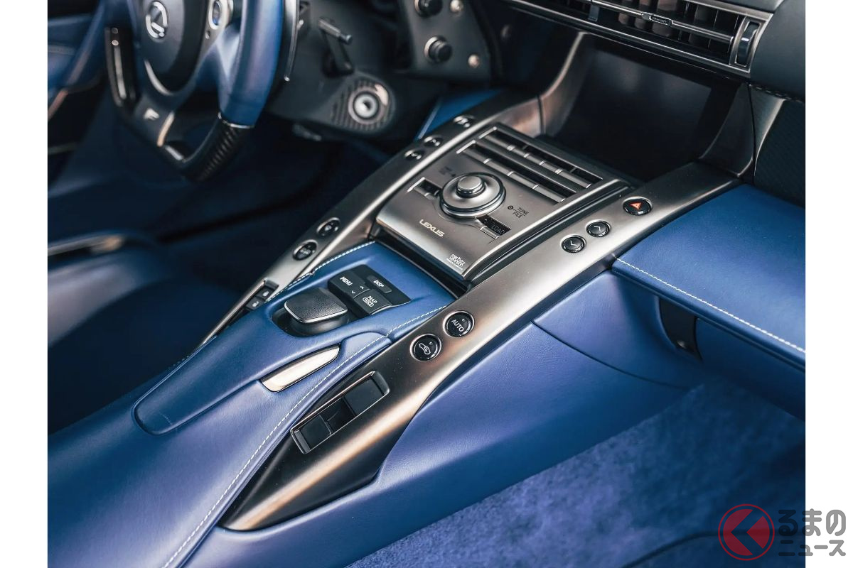 ホワイトボディ×ブルーインテリアが印象的なレクサス「LFA」に約1億円の値がついている