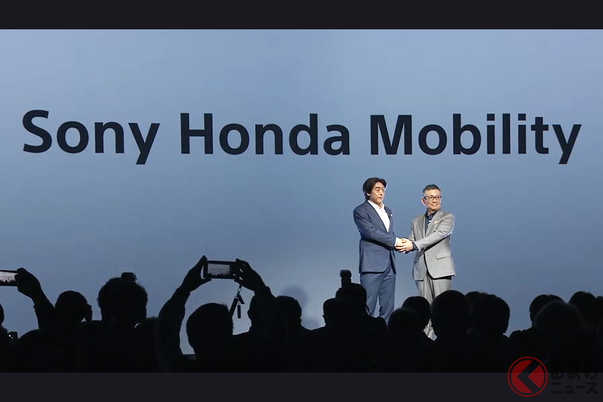 ソニー・ホンダモビリティの設立発表会で檀上に立つ川西泉氏(左)と水野泰秀氏(右)