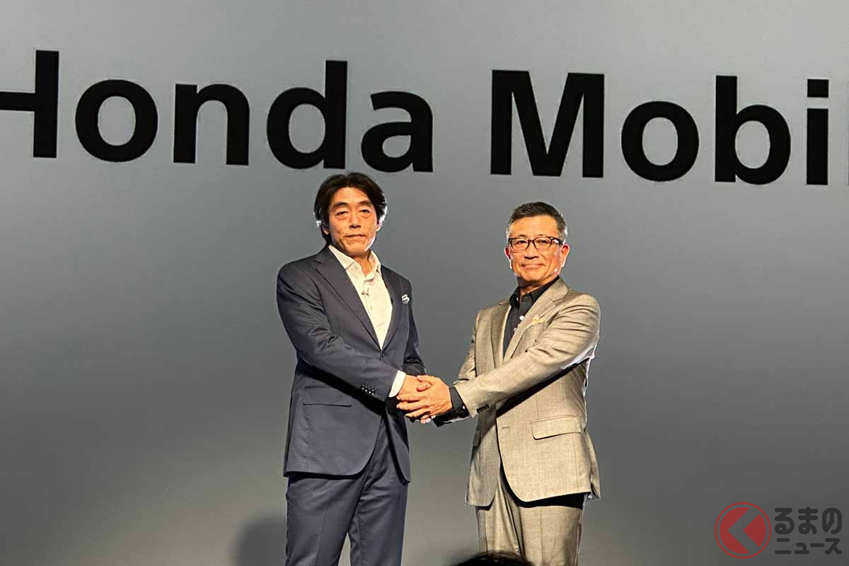 ソニー・ホンダモビリティの設立発表会で檀上に立つ川西泉氏(左)と水野泰秀氏(右)