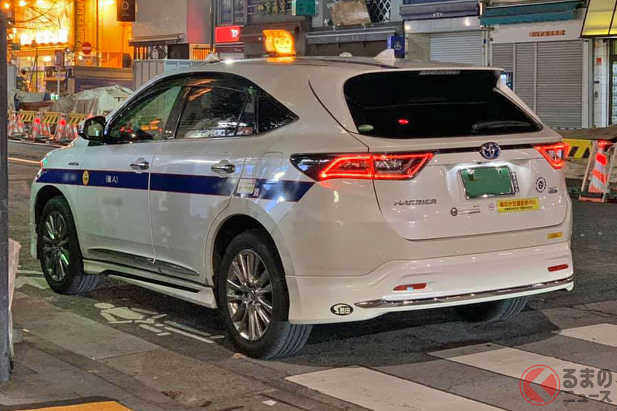 トヨタの高級SUV「ハリアー」（先代モデル）を用いた個人タクシー（東京都内にて）