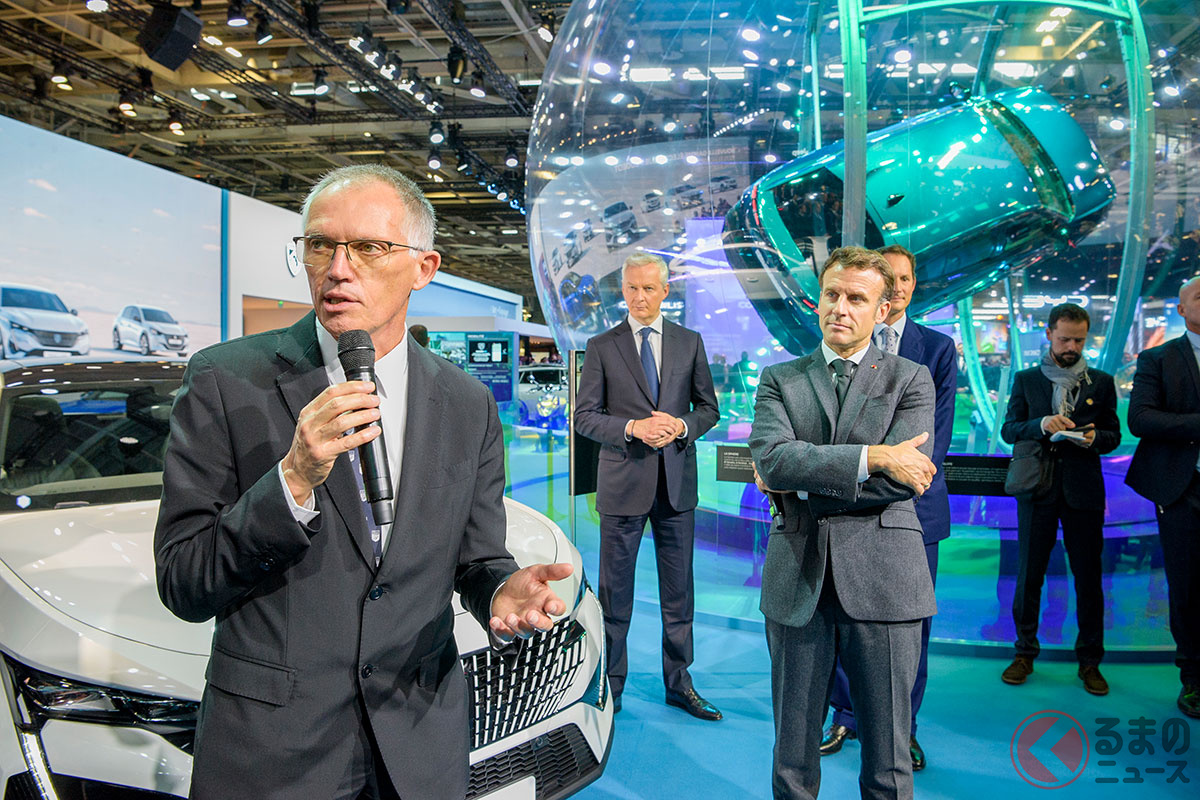 パリショー2022会場のステランティスブースを訪れたフランス・マクロン大統領(右)