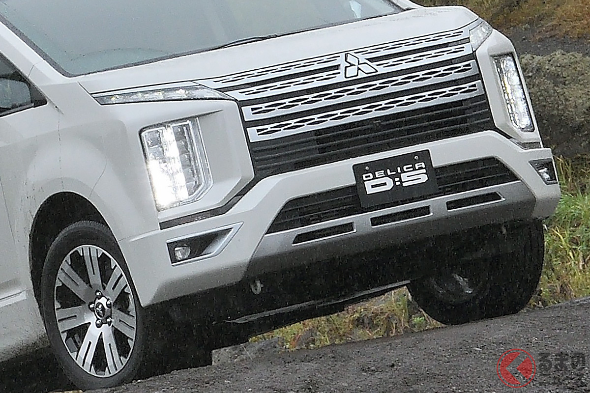 クロカン四駆向けの本格的なオフロードコースも難なく走破する異例のミニバン、三菱「デリカD:5」