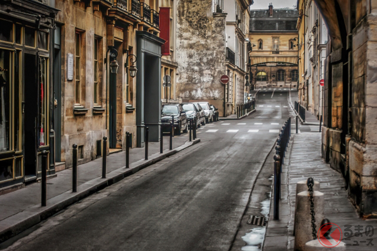 古い街並みが今も残るフランス・パリ市街の裏路地[画像はイメージです]