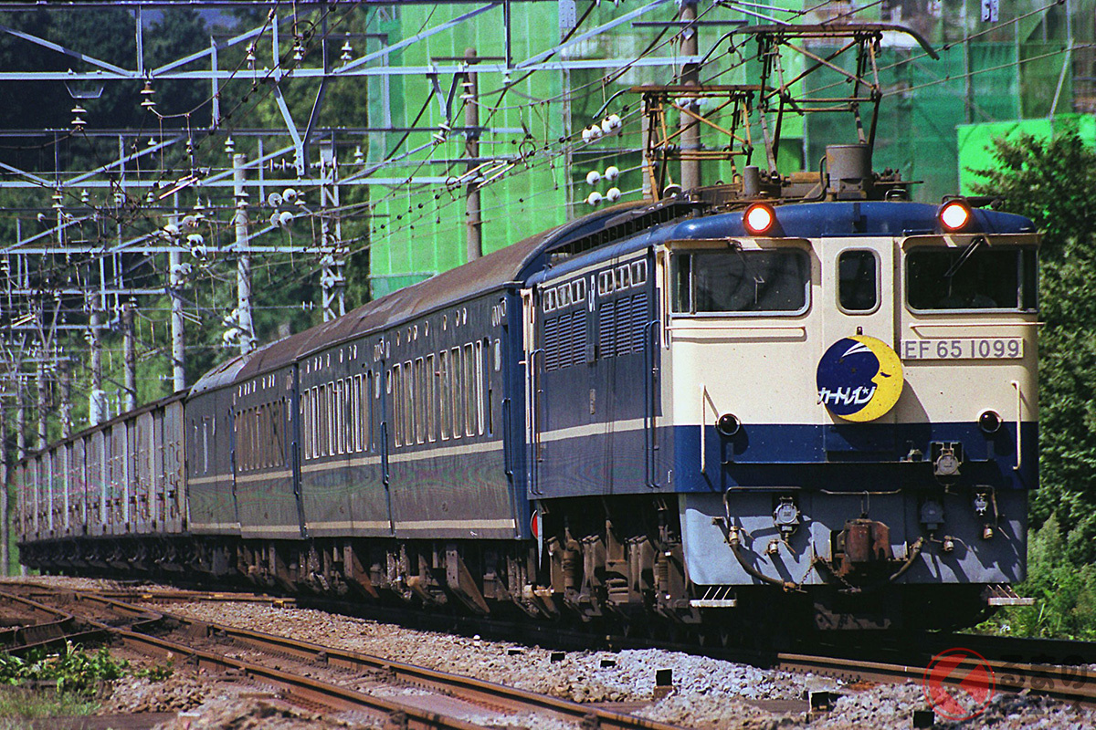 写真は「カートレイン九州」。牽引機は、ブルートレインの機関車としてもお馴染みEF65PF形。カートレインでは機関車の次位に必ず客車が連結される(画像提供:毘牙憂螺氏)