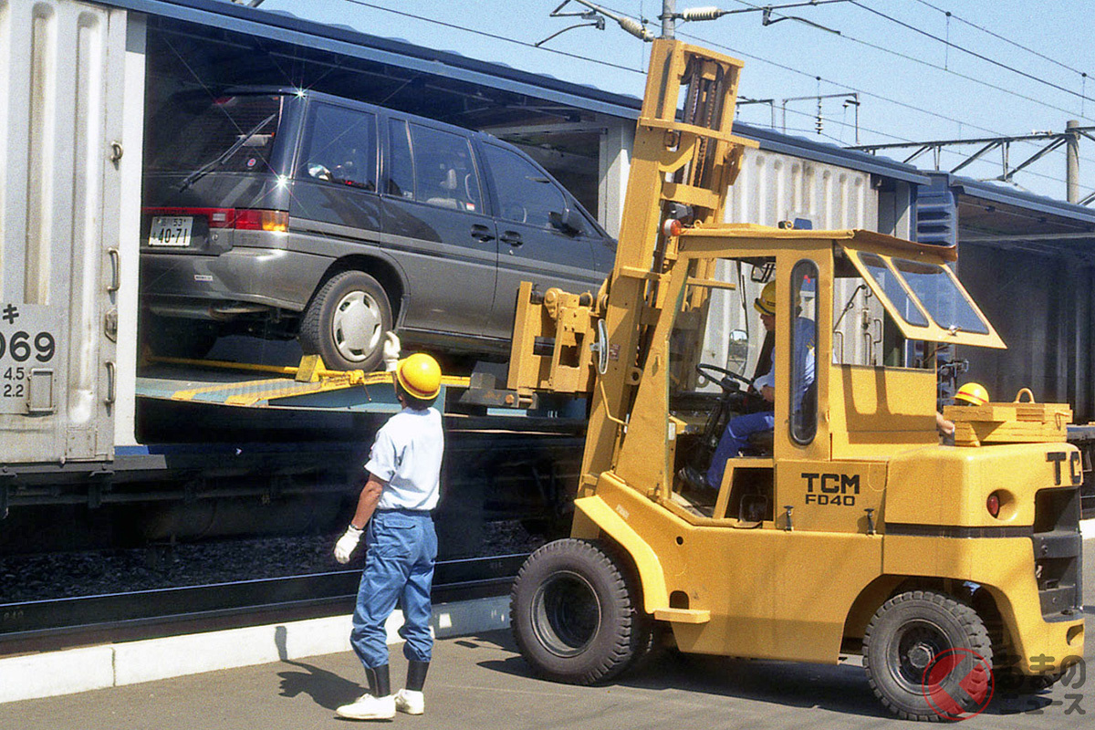 1990年8月、北海道の白石駅にて。パレットに載った日産「プレーリー」がフォークリフトによってカートレインのワキ10000形から積み下ろしされているシーン(画像提供:増田秀則氏)
