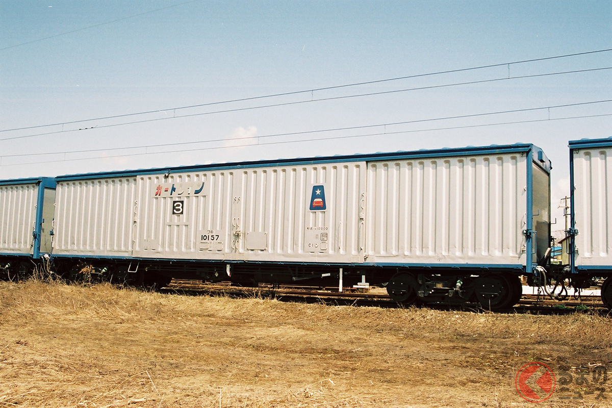 カートレイン用に改造されたワキ10000形有蓋車。カートレイン北海道に使用されたワキ10000形は、「カートレインさっぽろ」「カートレインくしろ」運転に合わせ、1998年に連結面からクルマの積み下ろしが可能なシャッターを新設した。写真のワキ10157はシャッター設置後の姿(画像提供:モデルあい子。モデルアイコン公式。氏)