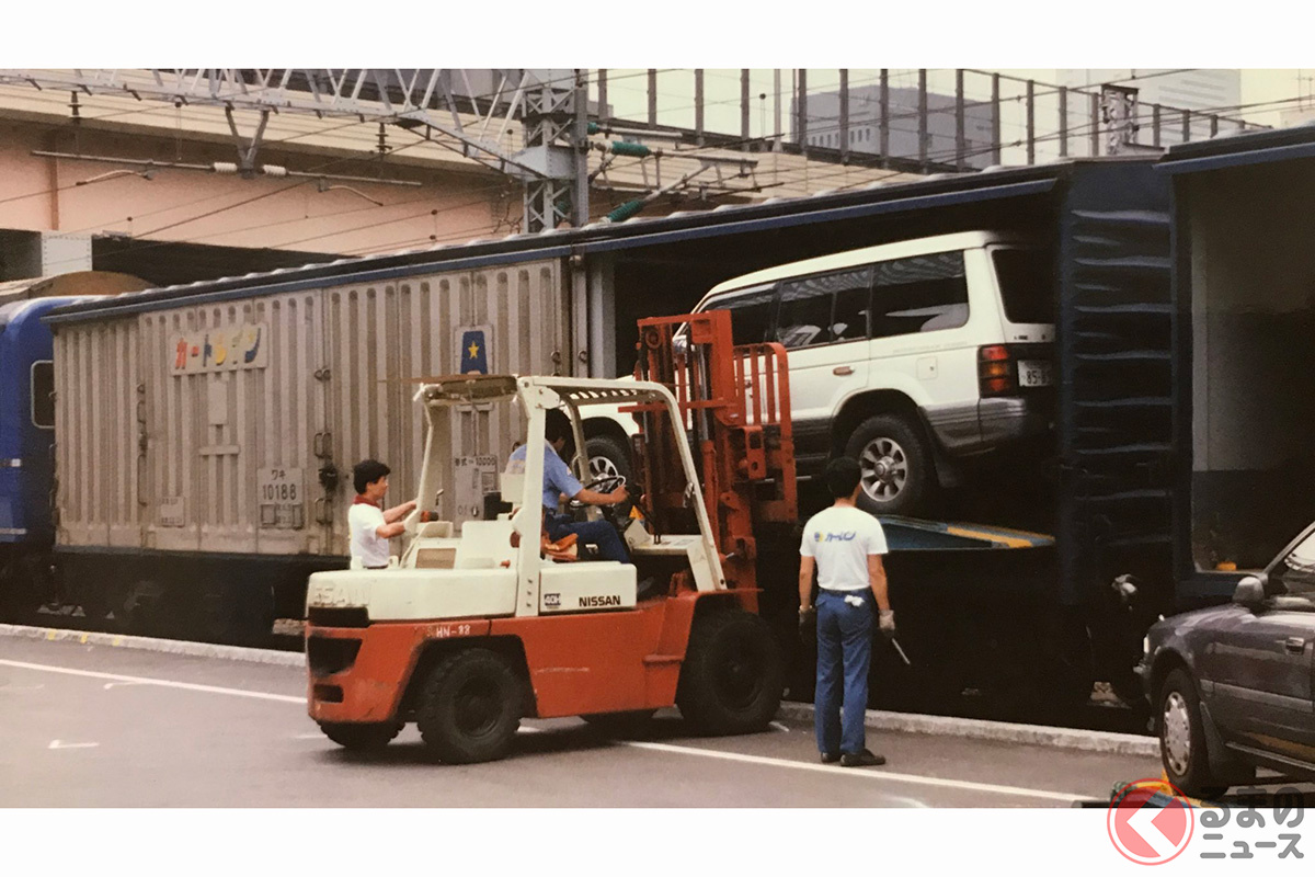 カートレイン北海道のワキ10000形に収まった三菱「パジェロ」。この2代目パジェロのロングボディの全長は4656mmだが、背面スペアタイヤは全長に含まれない。そのため、写真を提供していただいた方によると、スペアタイヤは外して車体の下に置いたとのこと(画像提供:UAフィンガー氏)