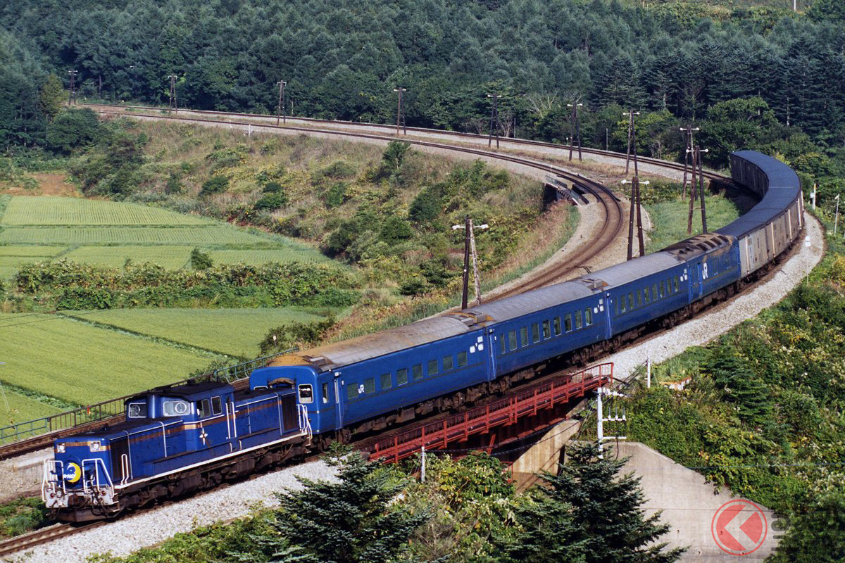 DD51牽引で、北の大地を行く「カートレイン北海道」。機関車の次に連結されているオハネフ25形は、寝台側窓の上下幅が狭い100番台(画像提供:吉原勇樹氏)