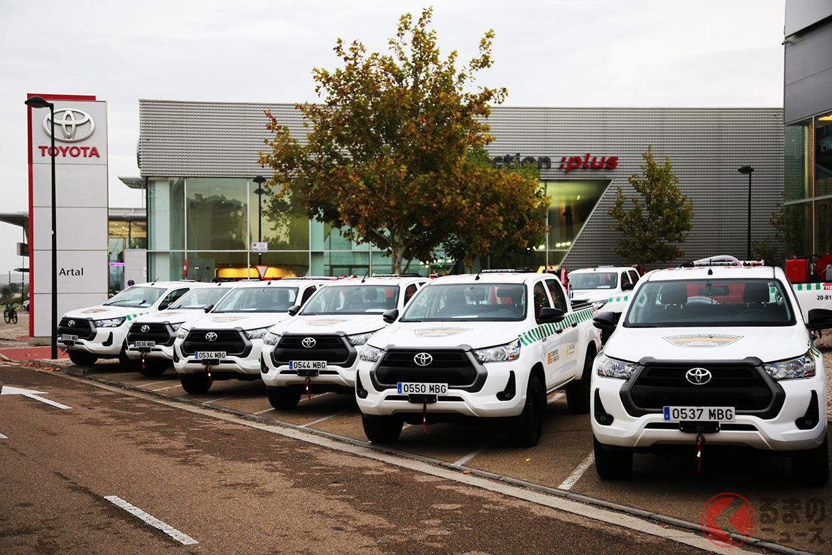 全部で何台あるのよ!? トヨタ「ハイラックス消火車」大集合! トヨタスペインの納車式が圧巻だった