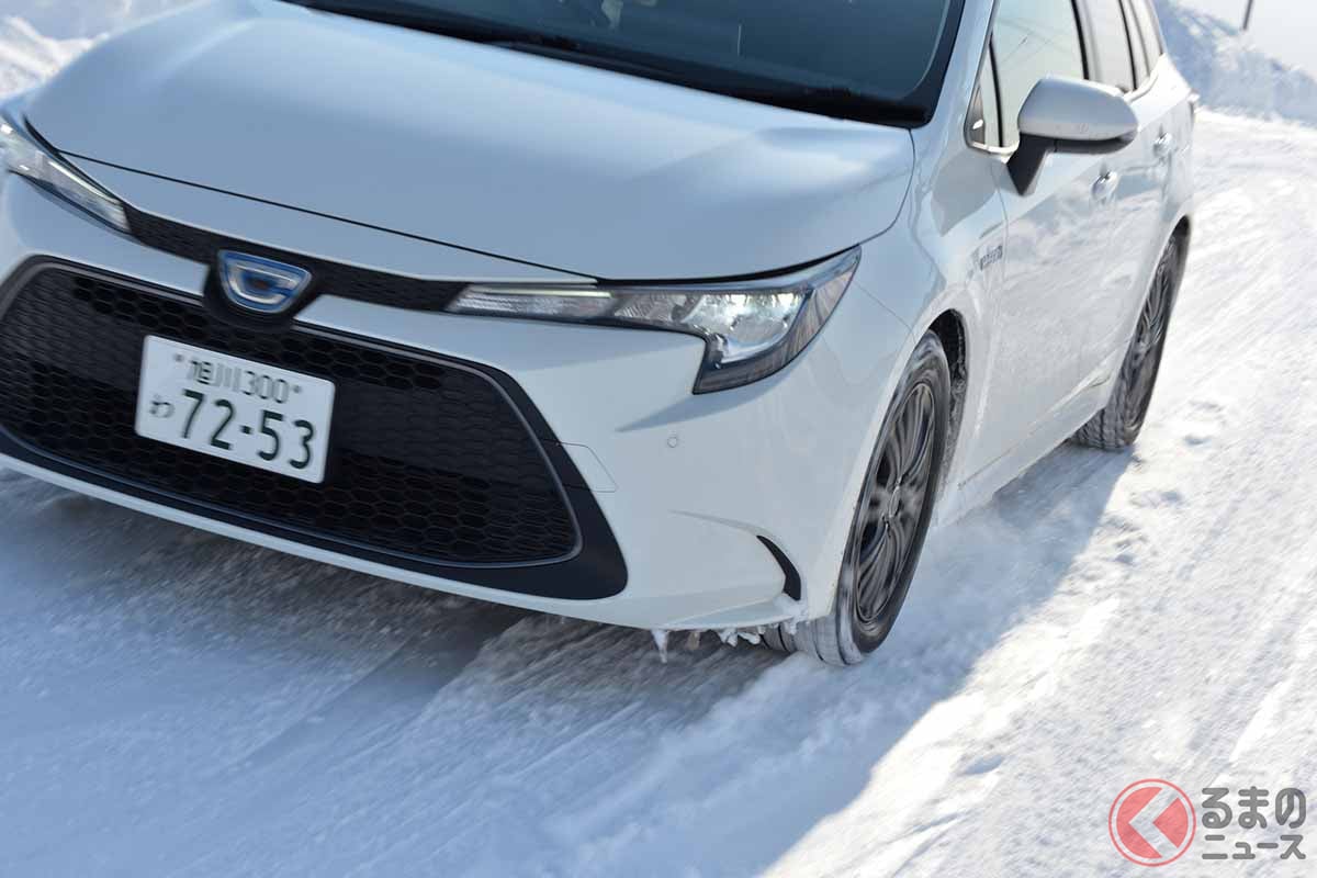 ヨコハマの最新スタッドレス「アイスガード7」を装着したトヨタ「カローラ」で冬の一般道を走行