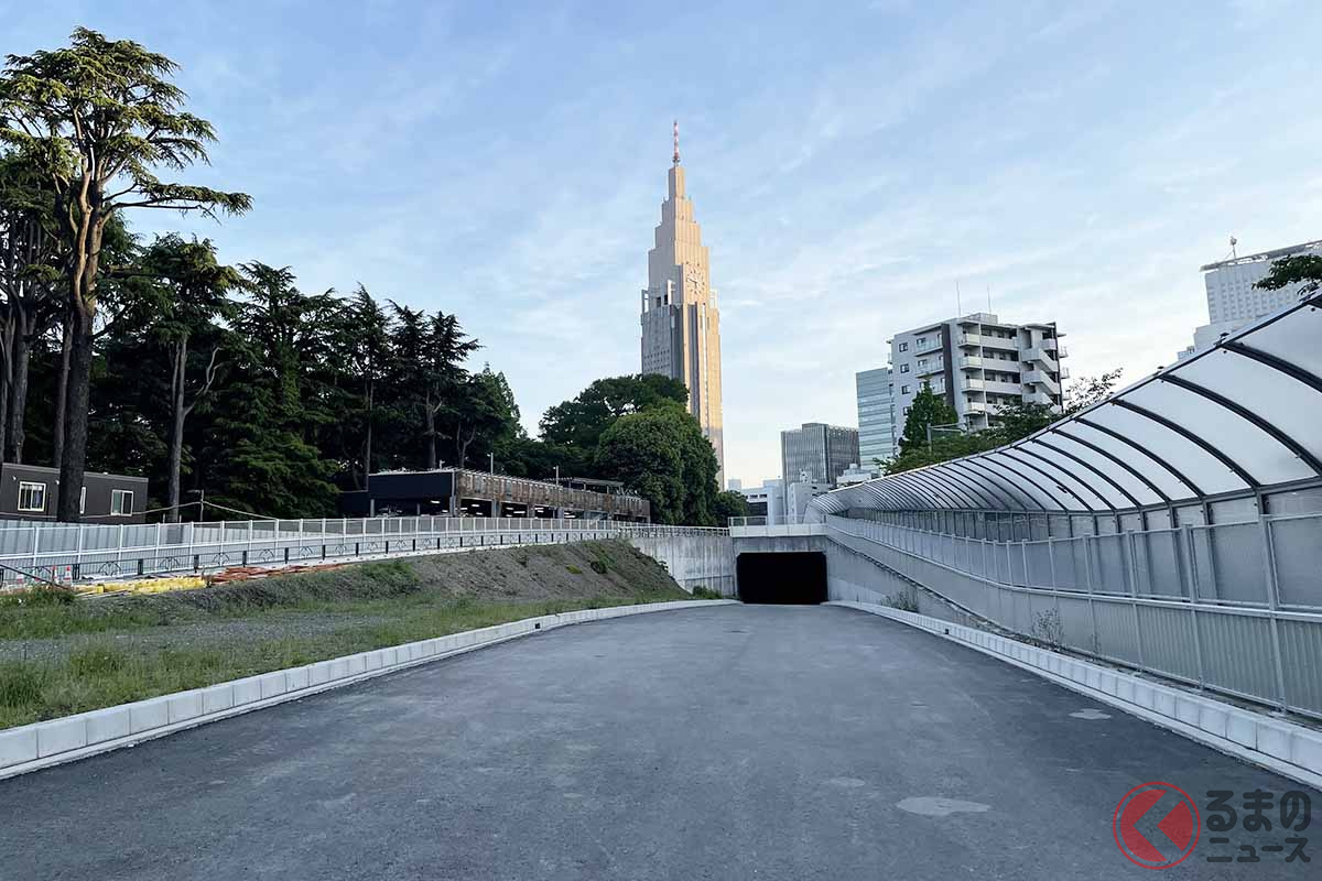 外回りが「千駄ヶ谷ぎょえんトンネル」の中を、内回りが上を通る(画像:東京都建設局)