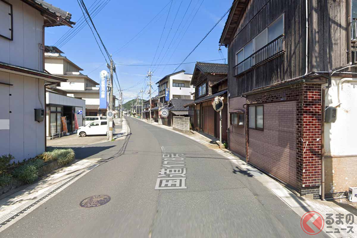 住宅や商店が立ち並ぶ街中を進む国道178号の狭い現道((C) Google)