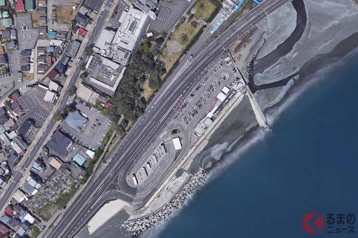 太平洋に面する西湘バイパスと西湘PA((C) Google)