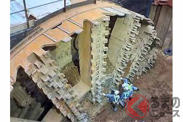 シールドマシンの損傷部材などを確認する様子(画像:NEXCO東日本)