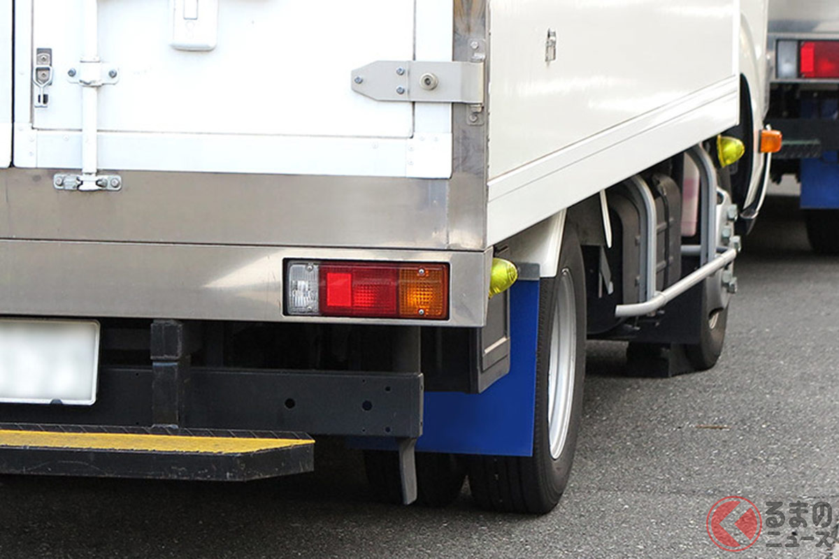 なぜ高速道路本線や合流付近でトラックの路駐は多いのでしょうか？