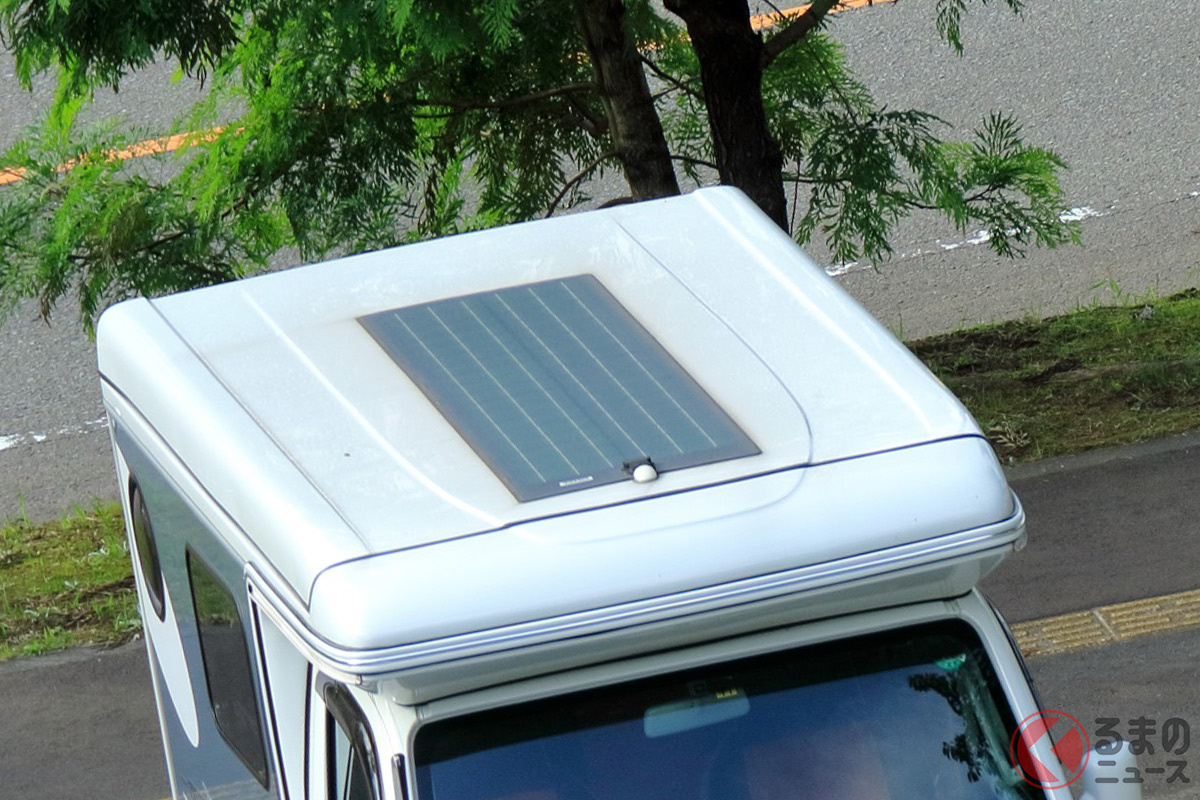 キャンピングカーなどのルーフで見かけるソーラーパネル。実は簡単に愛車で使うことが出来る