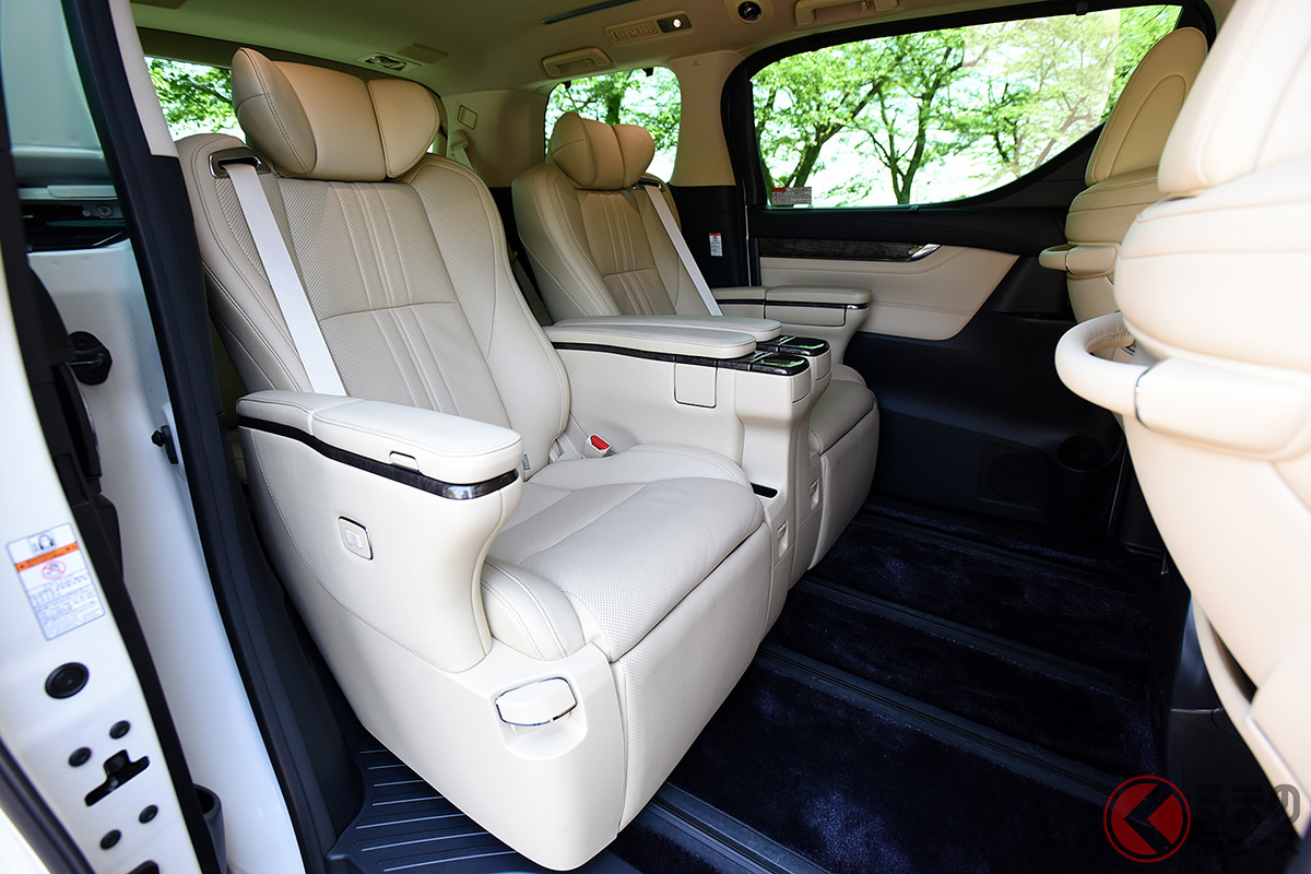 アルファードの2列目はまさに「ファーストクラス」並の高級感がある(Executive Loungeグレード)