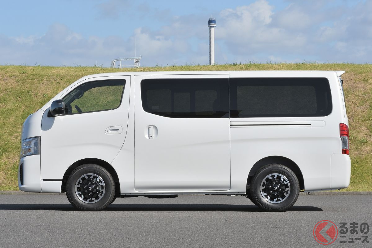 横から見たキャブオーバー車(日産「キャラバン」)