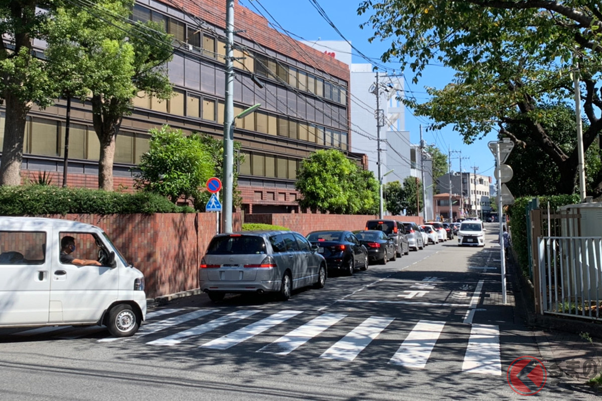 写真奥にある「オーケー 新用賀店」の駐車場を待つ様子。写真は西用賀通りから撮影している