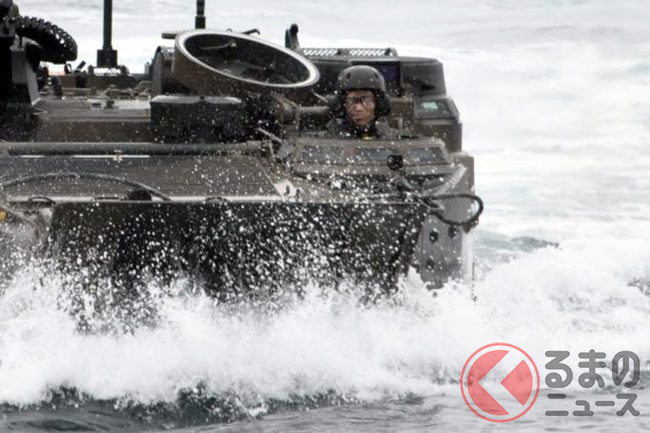 こりゃすげぇ 全長8m超えのクルマが 海 にダイブ 水陸両用のワクワクする自衛隊車 v7 の特徴とは くるまのニュース こりゃすげぇ 全長8m超えのクルマが 海 にダイブ 水陸両用のワクワクする自衛隊車 v7 の特徴とは くるまのニュース