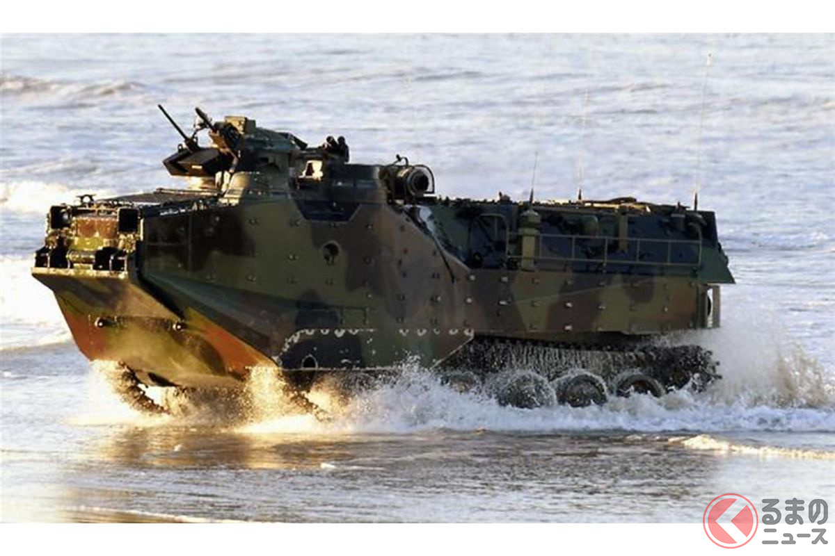 砂浜海岸に上陸した水陸両用車。日本の島嶼部はこうした砂浜は意外と少ない。(画像:陸上自衛隊)