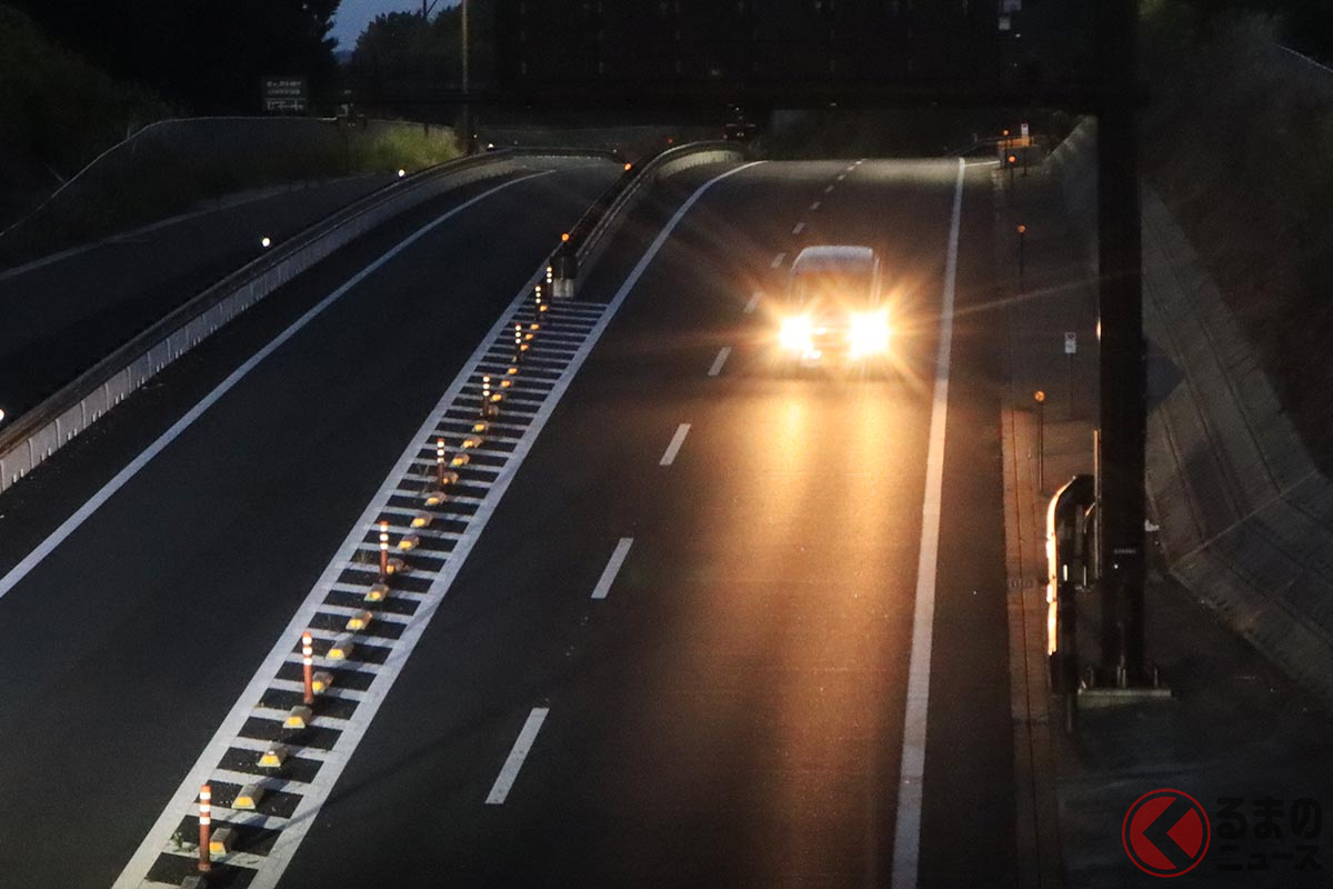 ハイビームで対向車や前走車を幻惑させることがある(写真はイメージ)