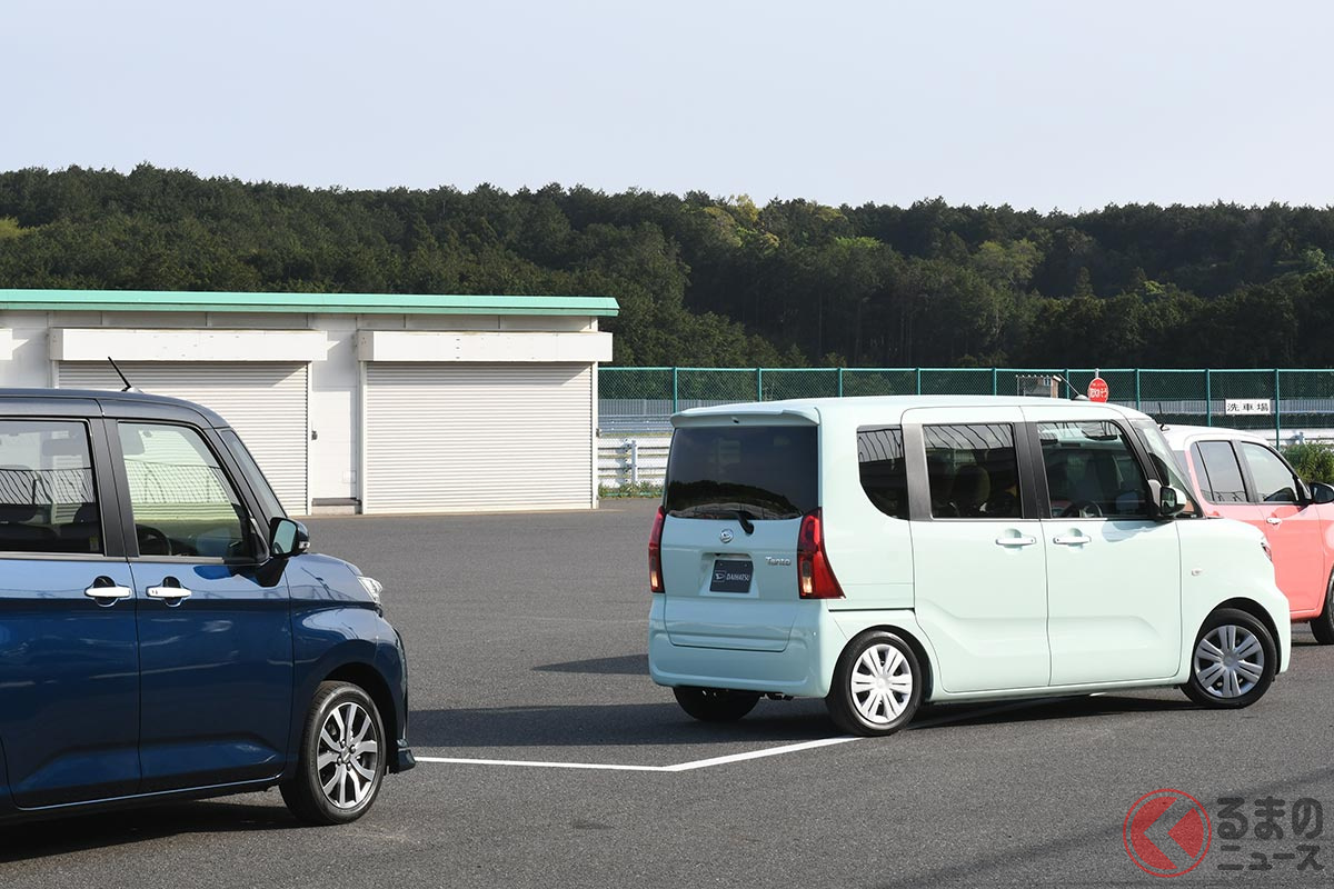 パーキングアシストで縦列駐車するダイハツ「タント」(スマートパノラマパーキングアシスト)