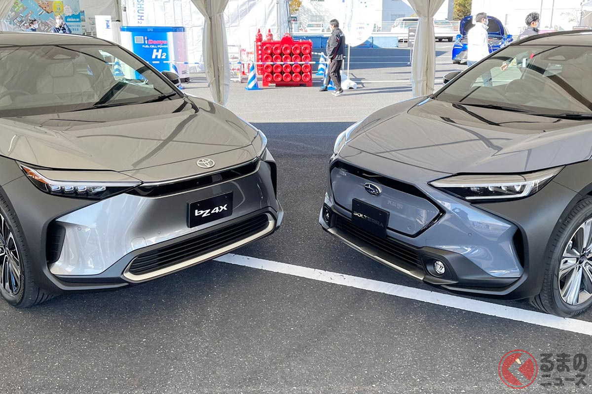 左:トヨタ新型「bZ4X」/右:スバル新型「ソルテラ」