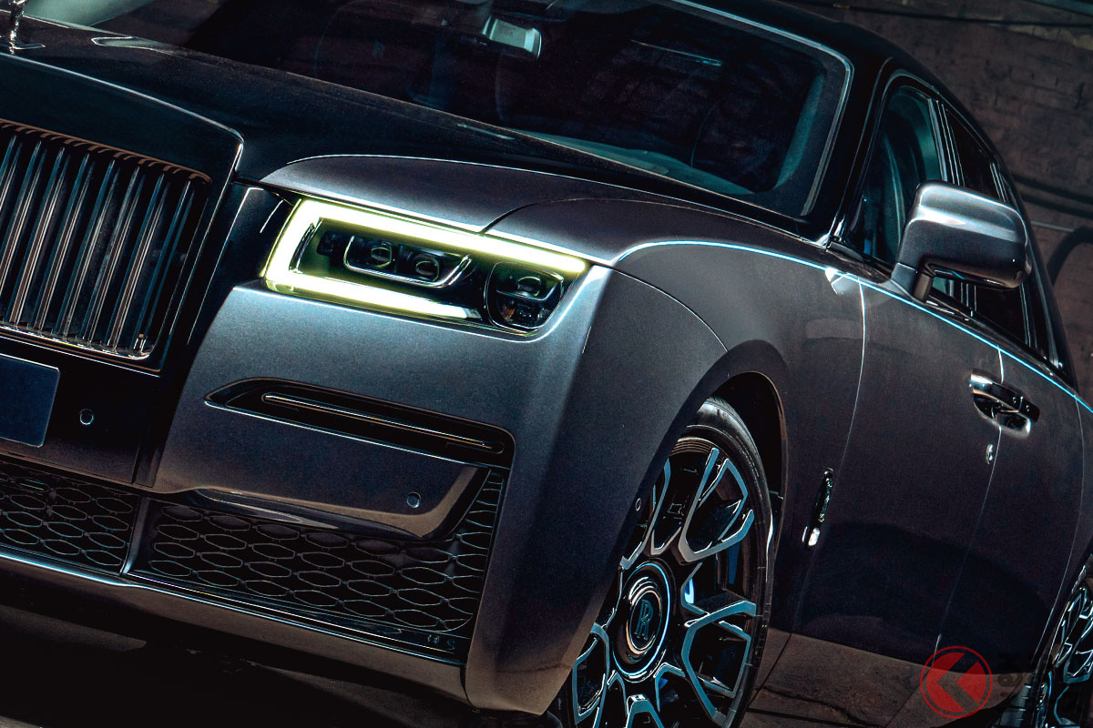 ターコイズカラーが印象的なロールス・ロイス新型「ブラック・バッジ・ゴースト」