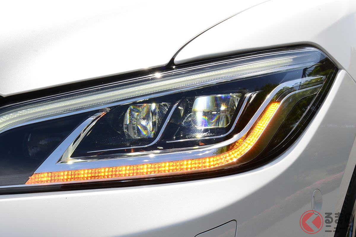 内側から外側に流れるように点灯する「シーケンシャルウインカー」