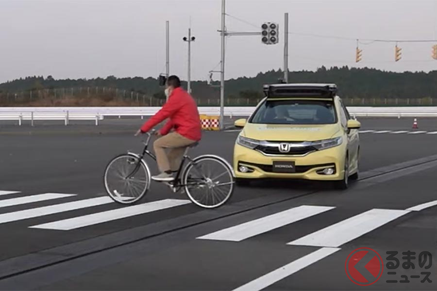 AIのアシストで自転車の存在をドライバーに知らせるホンダの「知能化運転支援技術」(ホンダ公式YouTubeより)