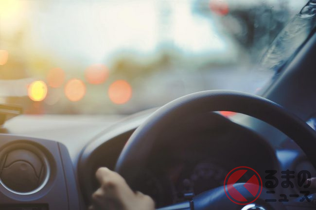 クルマの窓ガラス内側の汚れは水道水で拭いちゃダメ 曇り対策に有効なお手軽清掃方法とは くるまのニュース クルマの窓ガラス内側の汚れは水道水で拭いちゃダメ 曇り対策に有効なお手軽清掃方法とは くるまのニュース