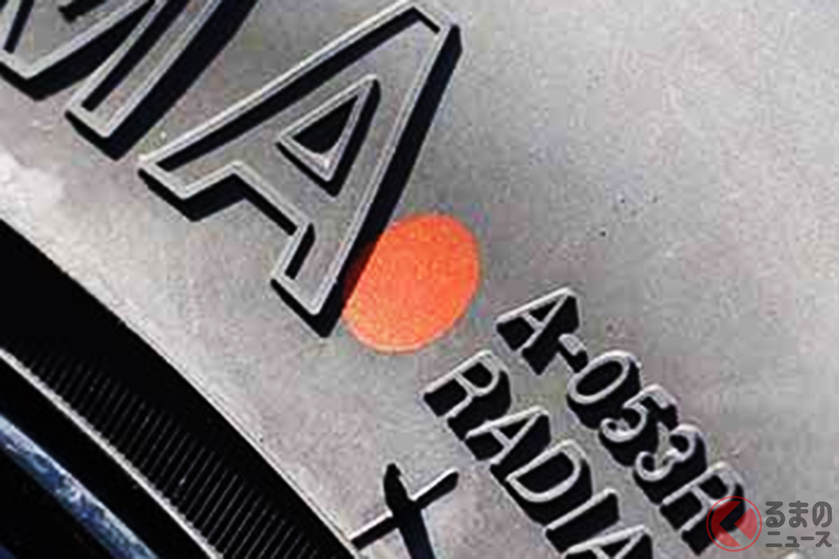 タイヤの側面にある赤色のマークにはどんな意味があるのでしょうか?