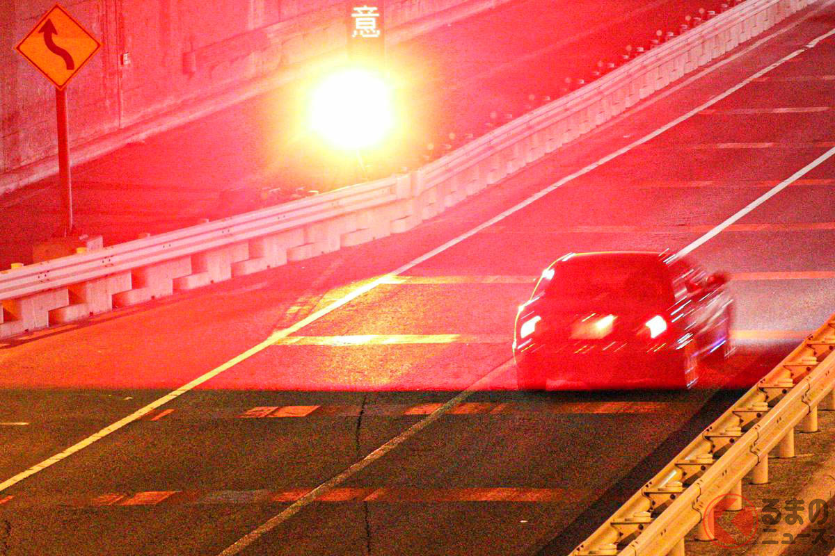 東名高速に半固定式オービス設置!? オービスは「赤く光る」イメージだが…いまのオービスには「白く光る」ものも存在する(画像:オービスガイド)