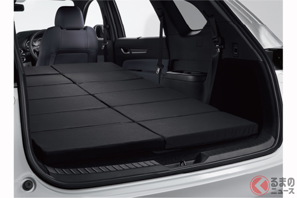 車中泊派は必携!? マツダ CX-8純正アクセサリー「BED CUSHION(ベッドクッション)」は6つ折りに収納可能(写真は2セット使用時)