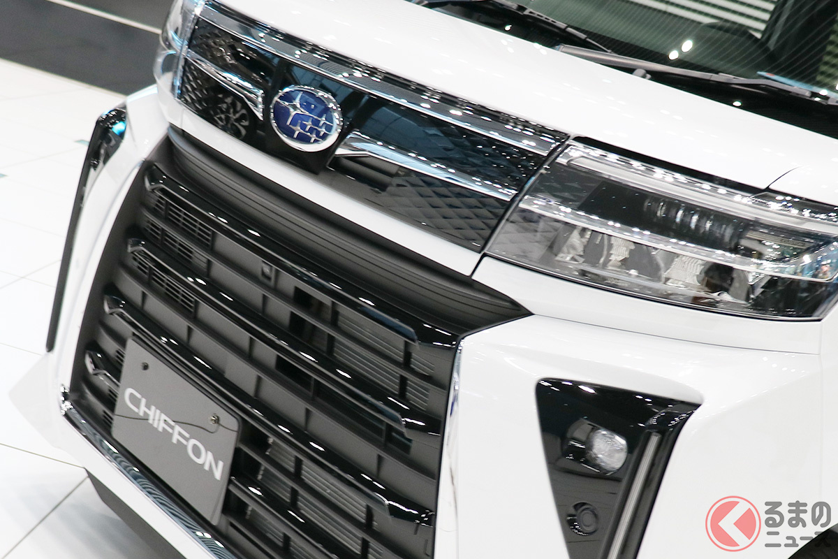 2022年10月13日の一部改良でフロントまわりの形状が大きく変更されたスバル 新型「シフォンカスタム」