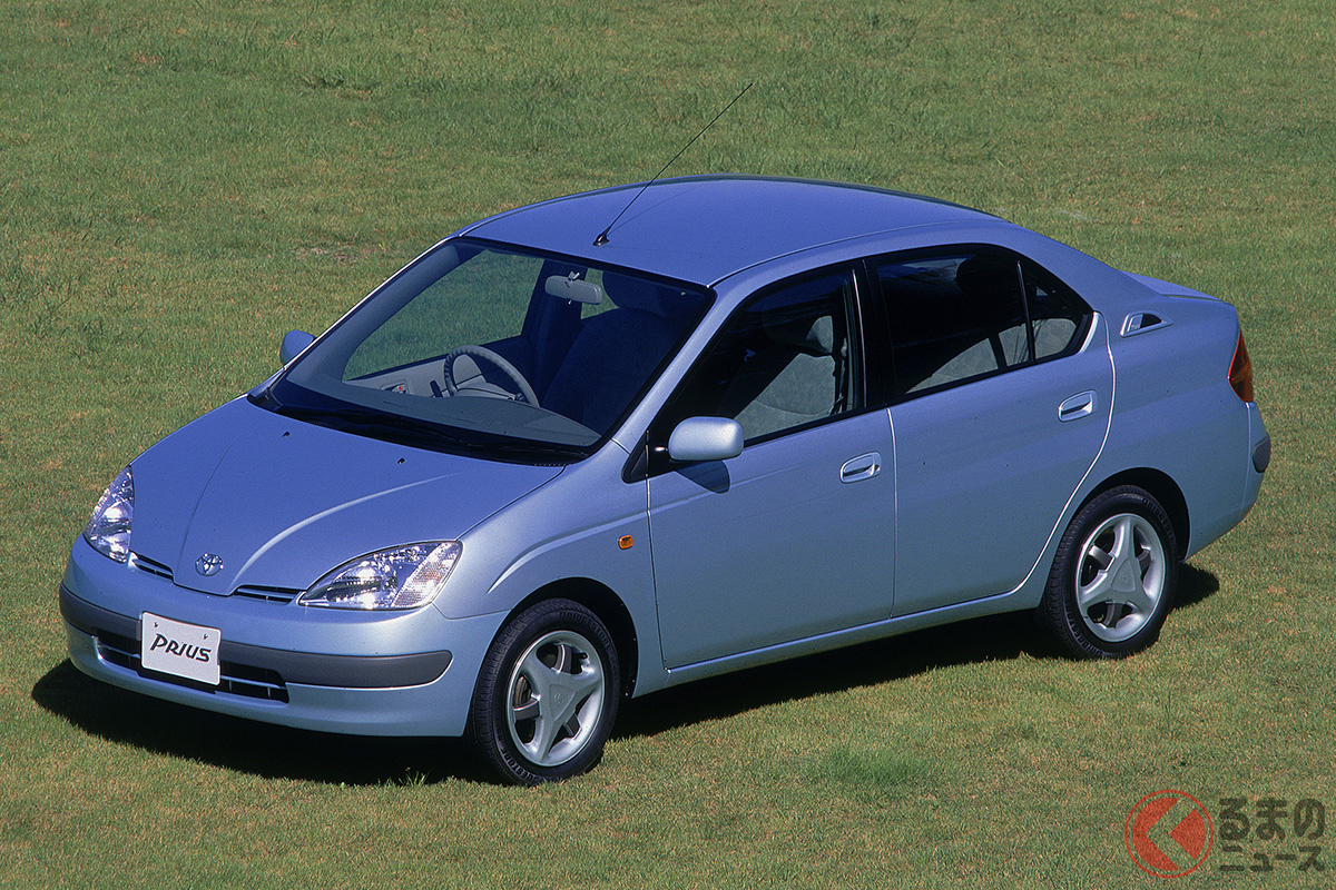 1997年「21世紀に間に合いました」のキャッチコピーと共に世界初の量産ハイブリッドカーとして誕生した初代「プリウス」